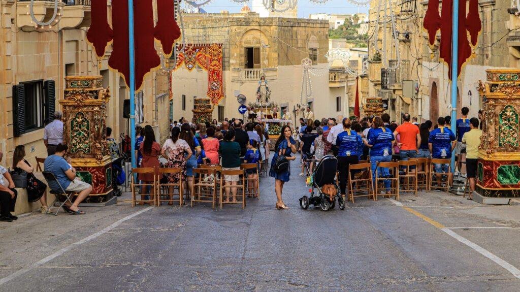 A mass taking place in the street in Kercem.