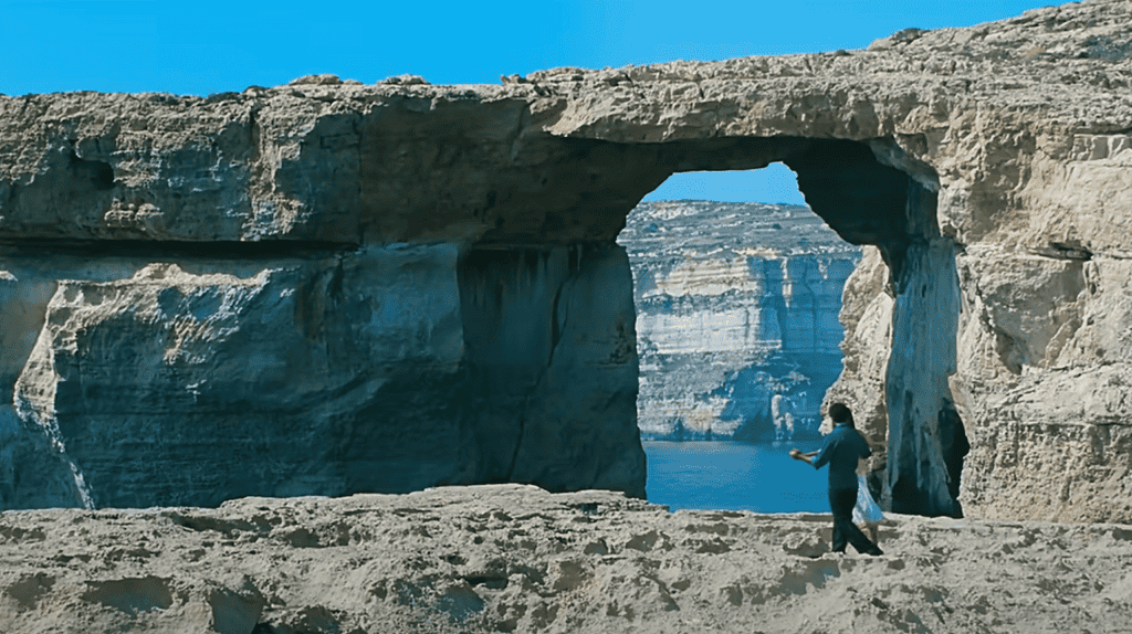 Silambarasan Thesingu Rajendar, as Karthik Sivakumar, dances in front of the Azure Window.